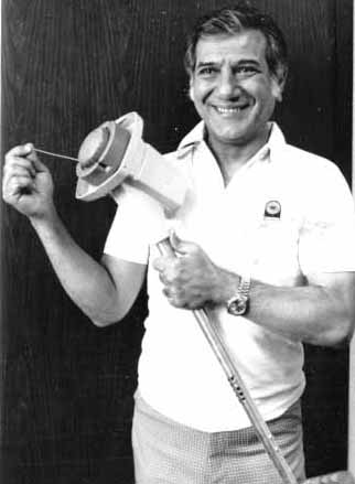 George C. Ballas, conocido como el hombre que cambió la forma de cortar la hierba. - Desbrozadora hilo cortador original